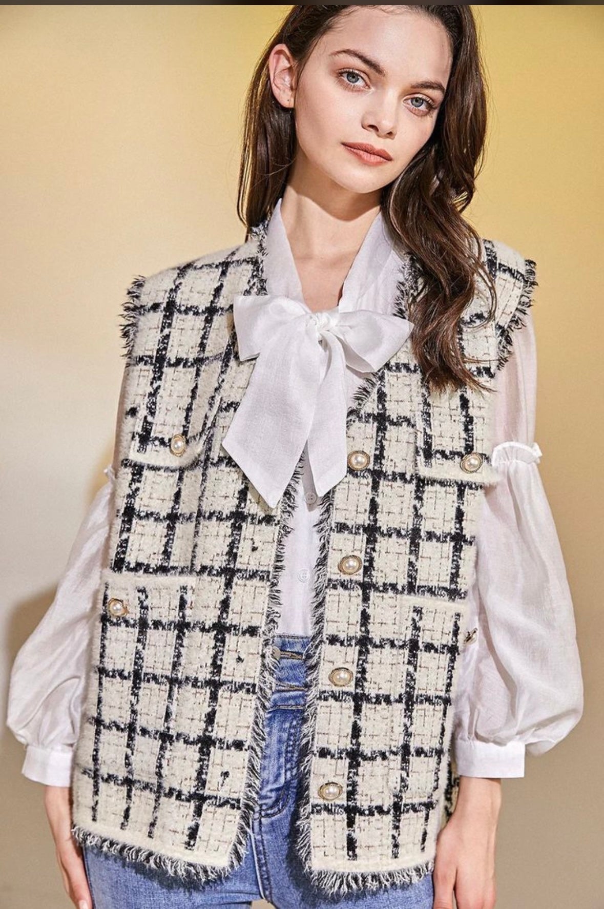 chaleco blanco y negro