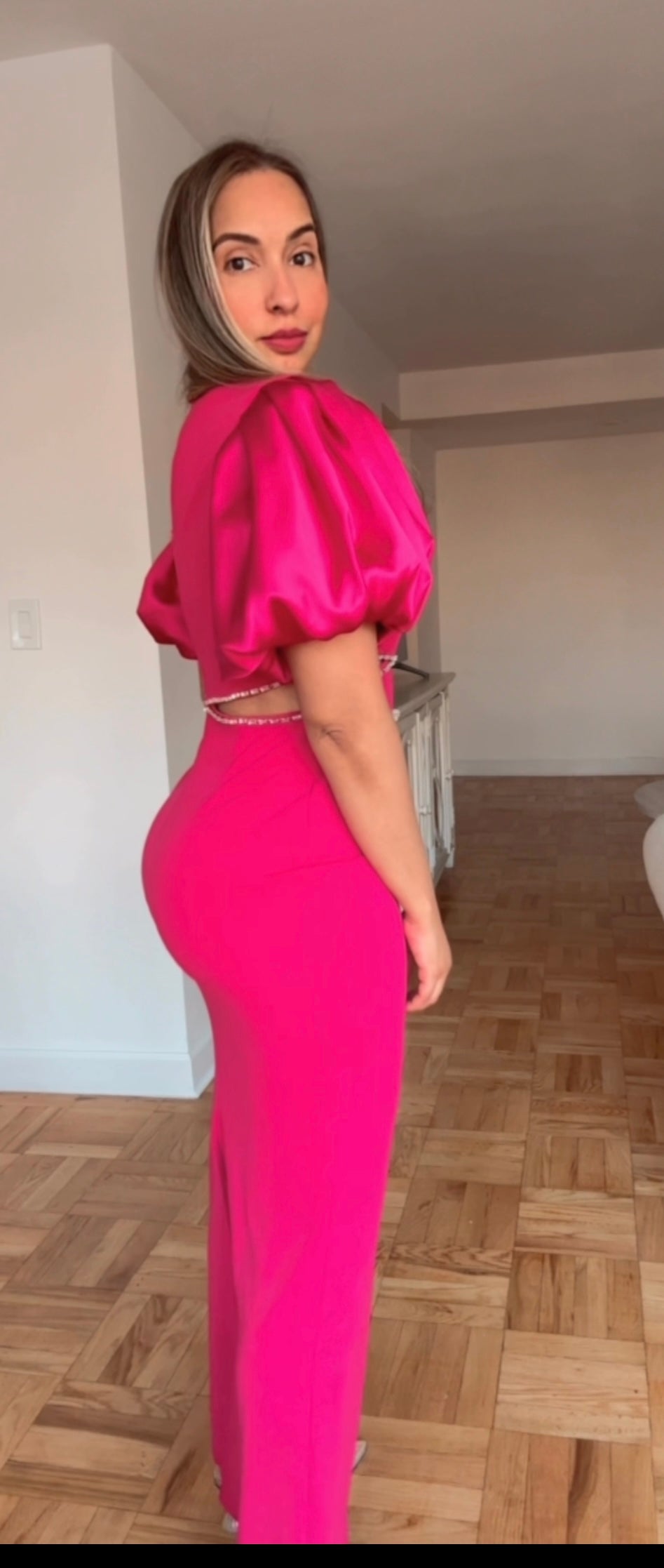 Vestido fucsia mangas abullonadas