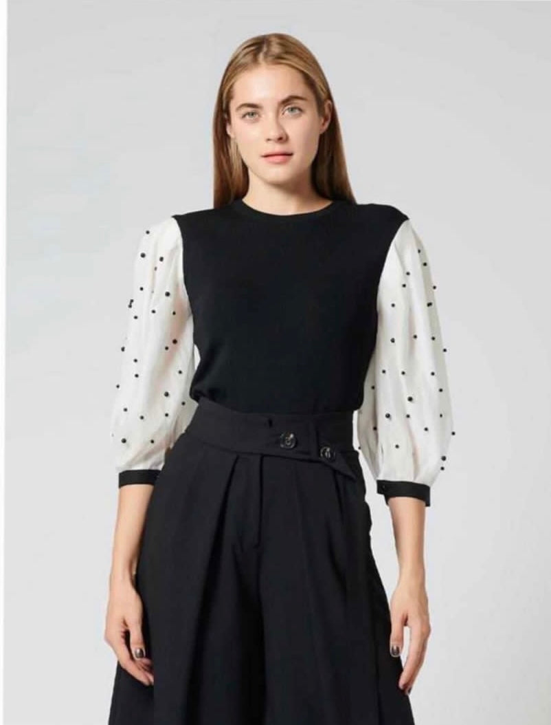 Mangas de perlas blancas y negras.