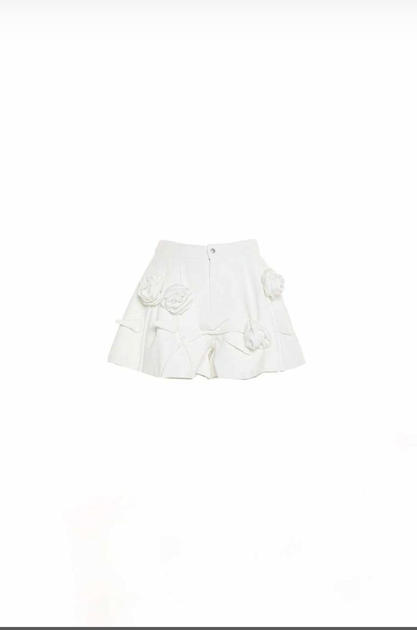 Pantalón corto de flores pantalón blanco roto