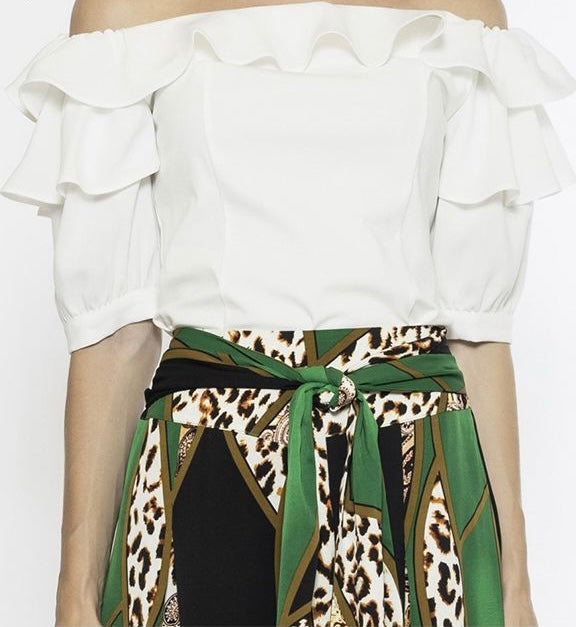 Top blanco con hombros descubiertos