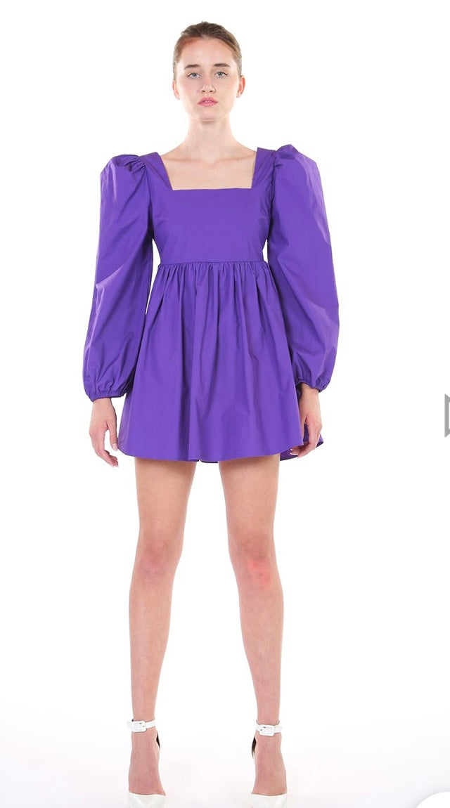 Vestido morado con espalda abierta