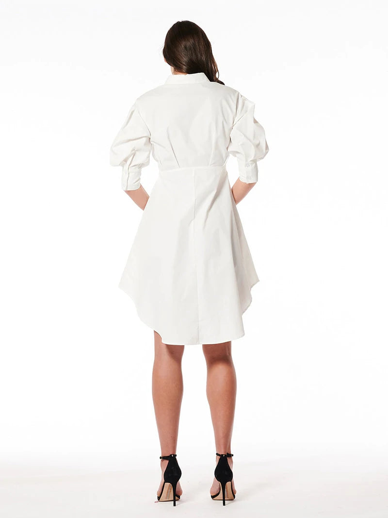 Mangas hinchadas blancas.